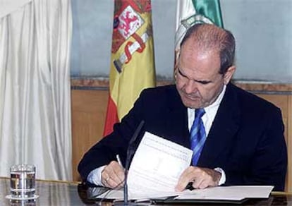 Chaves firma, ayer, el decreto de disolución del Parlamento.