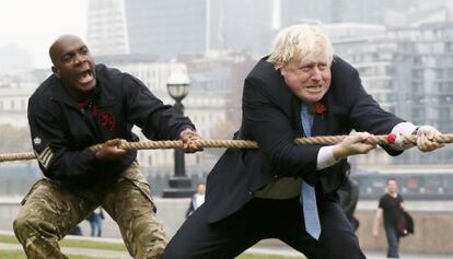 El alcalde de Londres, Boris Johnson, a la derecha, en un acto con miembros de las fuerzas armadas en la presentación del Día del Recuerdo, que se celebra el 11 de noviembre.