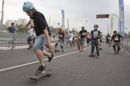 Un grupo de personas montan tabla este domingo 22 de septiembre de 2013, durante el evento "Skate run", en el marco de la celebración del Día Mundial Sin Automóvil, en Sao Paulo (Brasil).