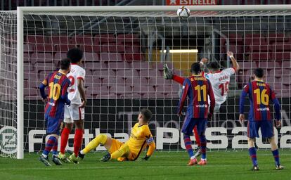 Acuña, del Sevilla, saca un balón de la portería durante el partido de vuelta.