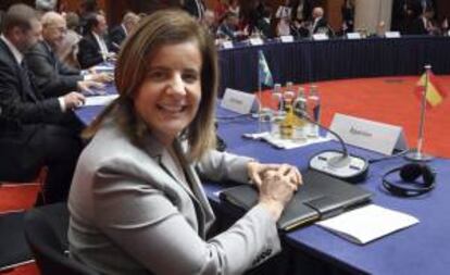 La ministra de Trabajo española, Fátima Báñez, sonríe al comienzo ayer de la Conferencia para el Empleo juvenil convocada en Berlín (Alemania).