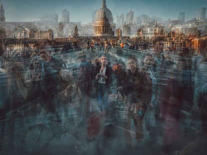 El fotógrafo y camarógrafo británico Burnham Arlidge superpone fotografías obtenidas con 'time-lapse' que evocan los tiempos prepandémicos. Transeúntes en el puente del Milenio, en Londres.