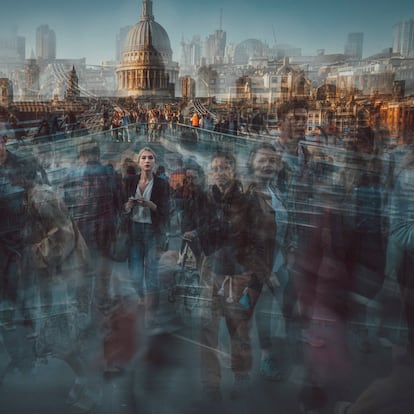 El fotógrafo y camarógrafo británico Burnham Arlidge superpone fotografías obtenidas con time-lapse que evocan los tiempos prepandémicos. Transeúntes en el puente del Milenio, en Londres.