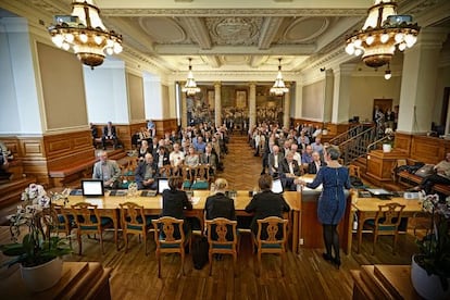 Vestager impartiendo una conferencia sobre energía en la sala Faellessalen del Parlamento.