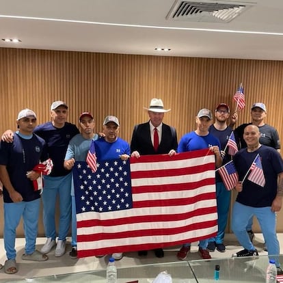 AME3760. WASHINGTON (ESTADOS UNIDOS), 18/07/2025.- Fotografía tomada de la cuenta oficial de la red social X de la Embajada de los Estados Unidos en Venezuela, que muestra a personas liberadas posando con la bandera de Estados Unidos. Venezuela liberó este viernes a diez estadounidenses y un número indeterminado de "presos políticos" a cambio del regreso de los venezolanos encarcelados en El Salvador, confirmó el secretario de Estado de Estados Unidos, Marco Rubio. EFE/ @usembassyve /SOLO USO EDITORIAL/ NO VENTAS/ SOLO DISPONIBLE PARA ILUSTRAR LA NOTICIA QUE ACOMPAÑA (CRÉDITO OBLIGATORIO)