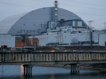 La estructura que cubre el sarcófago donde se encuentra el reactor cuatro de la central nuclear de Chernóbil.