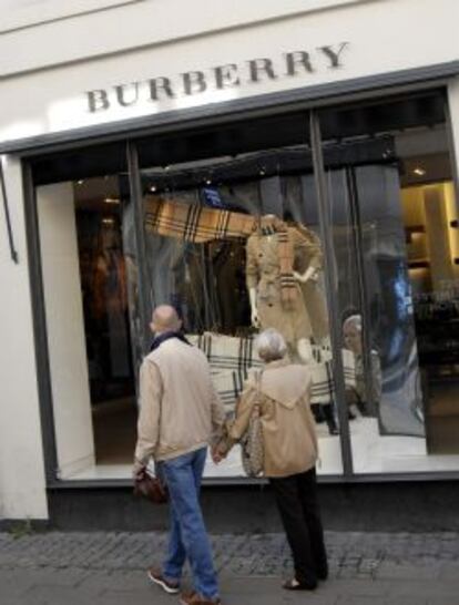 Dos viandantes, ante un escaparate de Burberry.