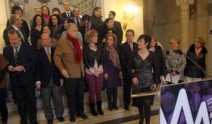 El alcalde de Bilbao, Iñaki Azkuna (tercero por la izquierda), ayer durante la lectura de la declaración del Consejo Local de las Mujeres.