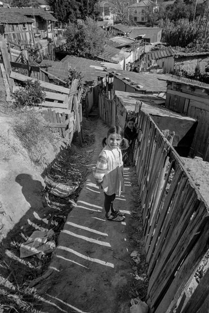 Una niña, en medio del barrio de chabolas de Curraleira, en Lisboa, hoy desaparecido y que llegó a albergar a 560 familias.