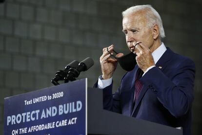 Joe Biden, exvicepresidente dos Estados Unidos e candidato democrata à presidência, coloca-se uma mascarilla depois de um mitin em Lancaster (Pensilvania), em julho de 2020.