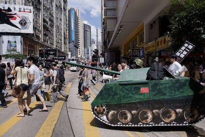 Amnistía Internacional ha denunciado que al menos 66 personas han sido detenidas en los últimos días en relación con el 25º aniversario de las protestas en la Plaza de Tiananmen, asegurando que con ello las autoridades chinas "han ido más lejos que en años anteriores". En la imagen, un activista conduce una réplica de un tanque en una calle de Hong Kong, 4 de junio de 2014.