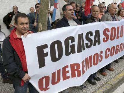 Un grupo de trabajadores afectados por retrasos en los pagos de las prestaciones del Fogasa se manifiestan en el pasado octubre en Santiago  