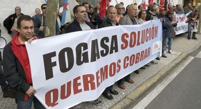 Un grupo de trabajadores afectados por retrasos en los pagos de las prestaciones del Fogasa se manifiestan en el pasado octubre en Santiago  