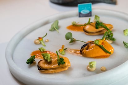 Plato elaborado por Julio Sotomayor, del restaurante Nova (Ourense), con mejillones de Galicia al natural con brotes en una imagen proporcionada por el Consello do Mexillón de Galicia. 