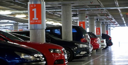 Vehículos estacionados en uno de los aparcamientos de Madrid-Barajas.