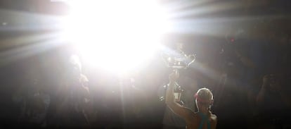 Kerber exhibe al público su trofeo en Australia.