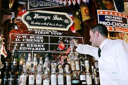 Las elecciones en Estados Unidos despiertan un fuerte inters en todo el mundo, con encuestas, debates, seguimiento en directo y, cmo no, apuestas. En la imagen, el camarero George Rodriguez pinta en el espejo del mostrador del Harry&#39;s Bar en Pars el resultado de una quiniela: John Kerry gana por 419 votos contra los 242 de George W. Bush.