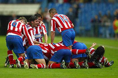 Los jugadores del Atlético celebran el decisivo gol de Jorge.