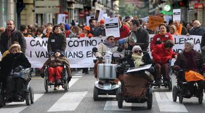 La manifestación por las ayudas a la dependencia, ayer, a su paso por la calle de la Paz, en Valencia.