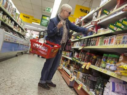 Un mujer hace la compra, en Manzanares del Real.