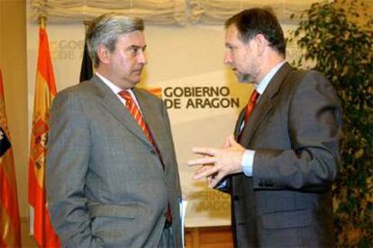 El presidente de Aragón, Marcelino Iglesias (izquierda), charla con el líder del PP regional, Gustavo Alcalde.
