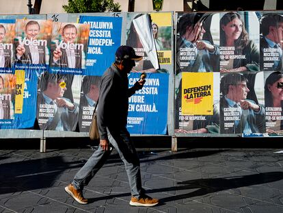 Carteles electorales en una calle de Tarragona.