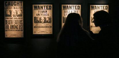 Carteles en los que se reclama la busca y captura de los 'mortífagos', en 'Harry Potter: The Exhibition'.