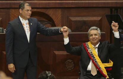 Len&iacute;n Moreno, a la derecha, asume el cargo de presidente de Ecuador el pasado mayo junto a su antecesor, Rafael Correa. 