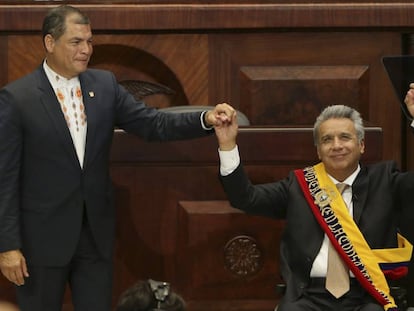 Len&iacute;n Moreno, a la derecha, asume el cargo de presidente de Ecuador el pasado mayo junto a su antecesor, Rafael Correa. 