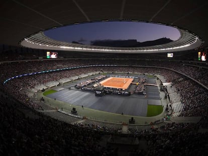 Vista general del Cape Town Stadium durante el duelo entre Nadal y Federer.