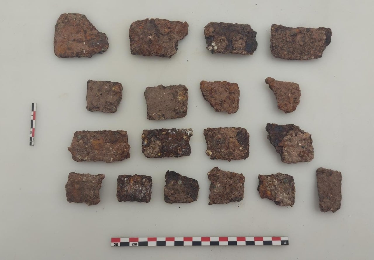 Fragmentos de coraza o brigantina de un guerrero del siglo XIV encontrada en el castillo de Montiel.