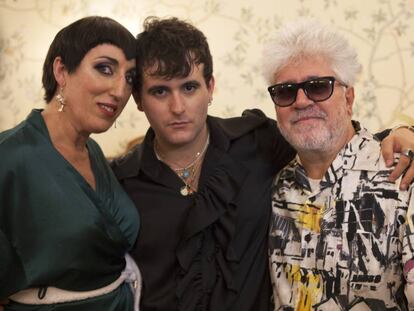 Rossy de Palma, Alejandro Gómez Palomo y Pedro Almodóvar, en el 'backstage' del desfile.