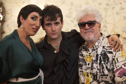 Rossy de Palma, Alejandro Gómez Palomo y Pedro Almodóvar, en el 'backstage' del desfile.