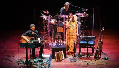 Maria del Mar Bonet, en un concert de Barnasants a València a l'octubre, amb Borja Penalba.