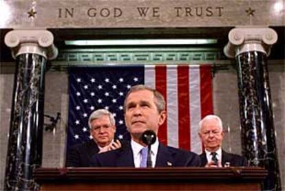 Bush, en un momento de su intervención ante el Congreso de EE UU. Tras él se encuentran situados el vicepresidente de la Cámara y el presidente del Senado.