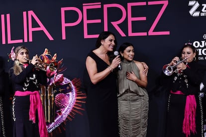 Las actrices Karla Sofía Gascón y Adriana Paz en la alfombra roja de la película Emilia Pérez, en Ciudad de México (México), el 15 de enero.