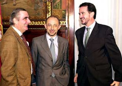 El ministro de Hacienda, Cristóbal Montoro, en el centro, junto a Carlos Iturgaiz (derecha) y Ramón Rabanera.