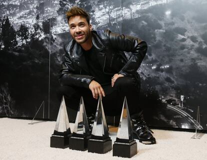El artista Prince Royce posa con sus cuatro premios.
