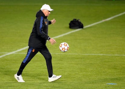 Carlo Ancelotti, este martes en el entrenamiento en Tiraspol.