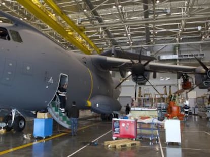 Un avi&oacute;n A400M en la planta de ensamblaje de Airbus de Sevilla.  