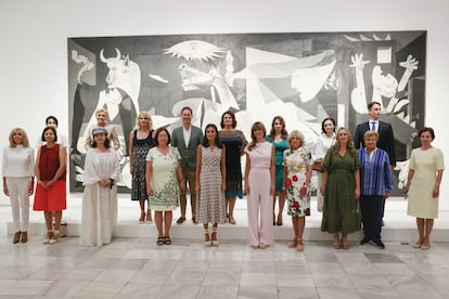 La reina Letizia y el grupo de consortes de los mandatarios que participan en la cumbre de la OTAN visitaron este miércoles el Museo Reina Sofía de Madrid, donde posaron delante del Guernica de Picasso. Por la mañana estuvieron en el palacio de La Granja de San Ildefonso, admirando la exposición de tapices que albergan algunas de sus estancias. En sus jardines contemplaron las fuentes monumentales y, ademas, pudieron ver cómo se trabaja el vidrio soplado en la Real Fábrica de Cristales. Para volver a Madrid desde Segovia montaron en AVE. 