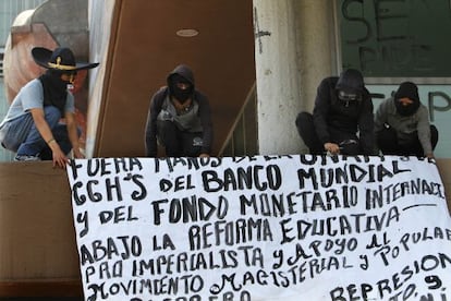 Estudiantes encapuchados protestan en la UNAM.