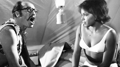 Fotograma de la película 'Objetivo bikini', de 1968, en el que aparecen José Luis López Vázquez y Judith Lorick.