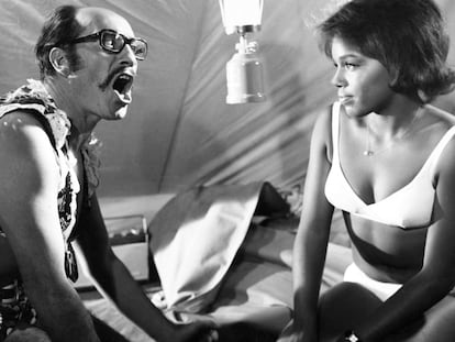 Fotograma de la película 'Objetivo bikini', de 1968, en el que aparecen José Luis López Vázquez y Judith Lorick.