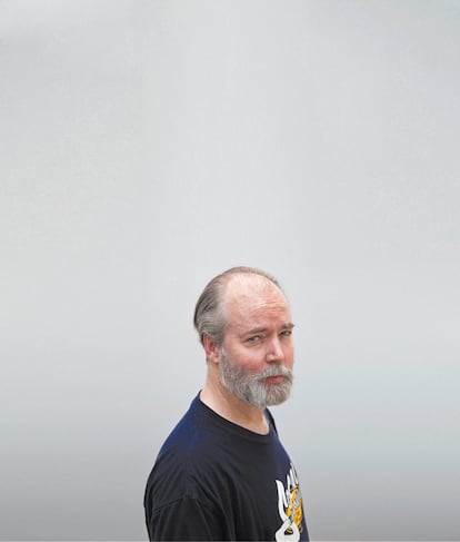 <b>El padre de la <i>Generación X,</i> Douglas Coupland, en su nueva novela, <i>Generación A, </i>aúna ecos a Giovanni Bocaccio o los crípticos juegos verbales de James Joyce con una buena dosis de cultura basura.</b>