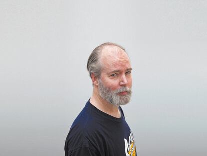 <b>El padre de la <i>Generación X,</i> Douglas Coupland, en su nueva novela, <i>Generación A, </i>aúna ecos a Giovanni Bocaccio o los crípticos juegos verbales de James Joyce con una buena dosis de cultura basura.</b>