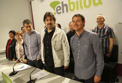 Dirigentes y parlamentarios de EH Bildu, en la rueda de prensa de San Sebastián.