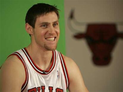 Nocioni, tras un partido del Chicago Bulls, durante una conferencia de prensa.