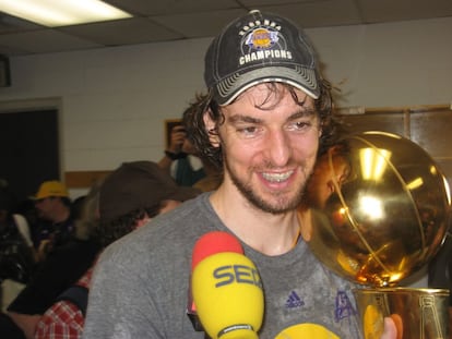 Pau Gasol con su primer trofeo de campeón de la NBA (14 de junio de 2009).