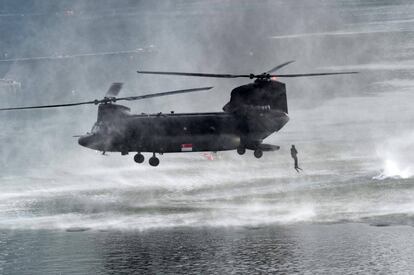 IMÁGENES DEL DÍA: Un buzo de la armada de Singapur salta desde un helicóptero Chinook durante el desfile que conmemora el 52º aniversario del Día Nacional, en Singapur.